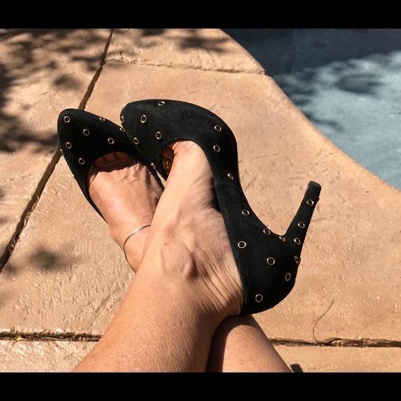 Giuseppe Zanotti Black Suede Grommet Pump - Picture 4 of 8